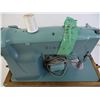 Image 2 : *Vintage Singer Sewing Machine-untested
