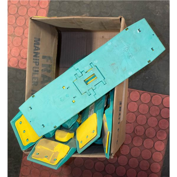 CASE OF FOLDING MOP HEAD ATTACHMENTS