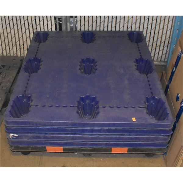 STACK OF 5 PLASTIC PALLETS