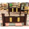 Image 1 : QUEEN SIZE 4-POSTER BED - DARK WOOD WITH