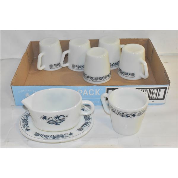 PYREX OLD TOWN BLUE GRAVY BOAT & 6 CUPS