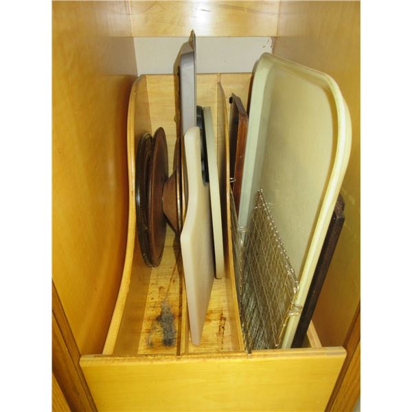 KITCHEN:  BAKING TRAYS, CUTTING BOARDS
