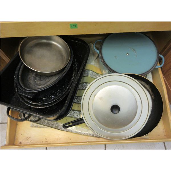 KITCHEN:  ROASTERS, LE CRUISET POT & LID, ETC (CONTENTS OF DRAWER)