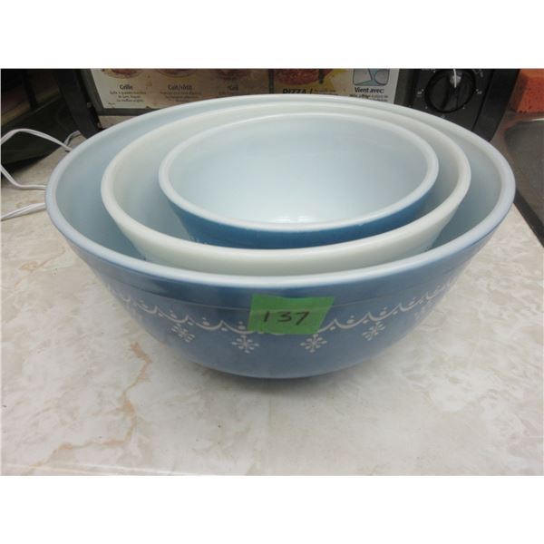 KITCHEN:  3 PIECE BLUE & WHITE MIXING BOWL SET