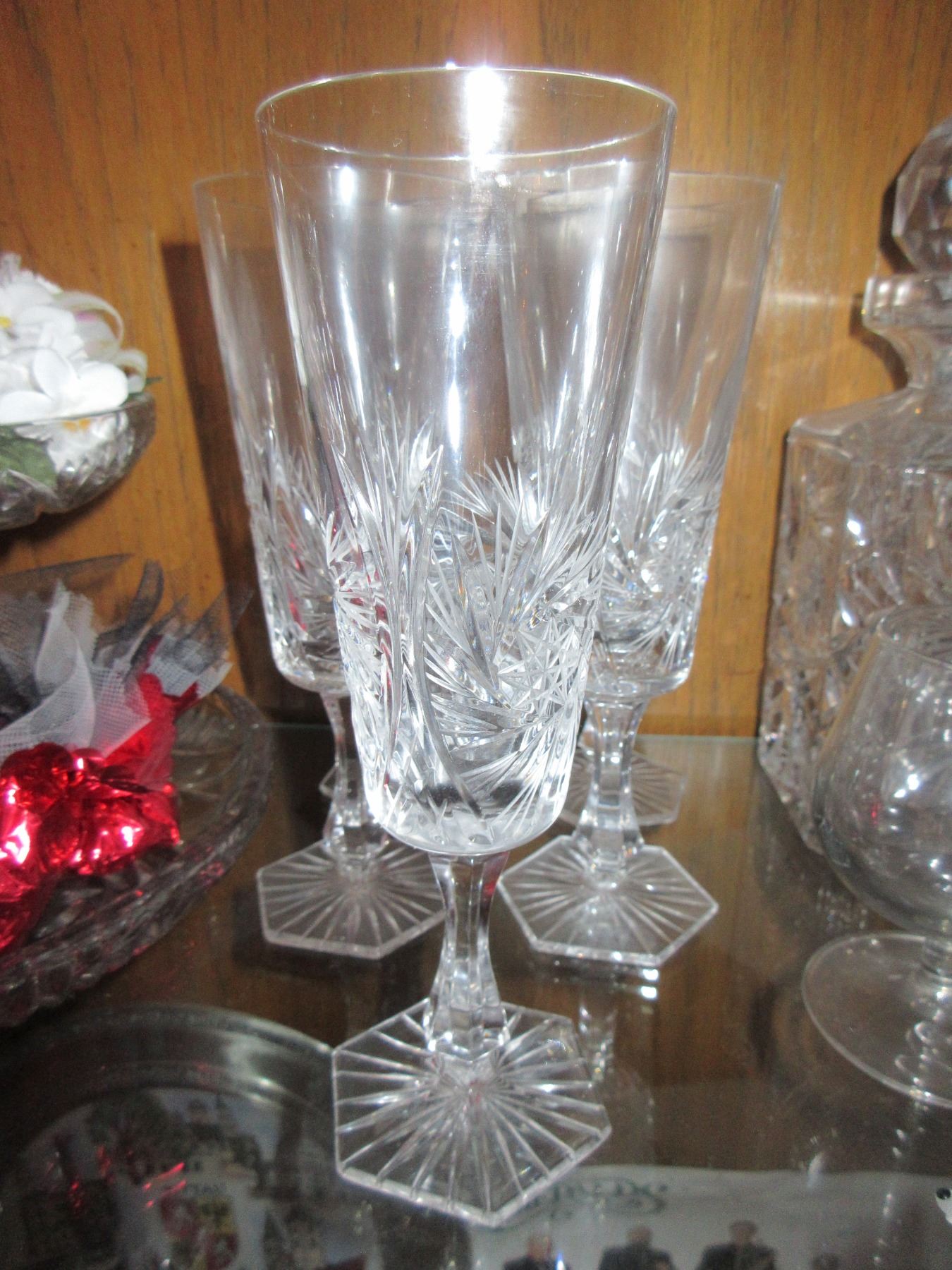 DININGROOM 5 PINWHEEL CRYSTAL CHAMPAGNE FLUTES (1 CHIPPED)