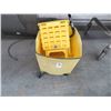 Image 1 : Rubbermaid Mop Bucket