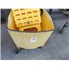 Image 2 : Rubbermaid Mop Bucket