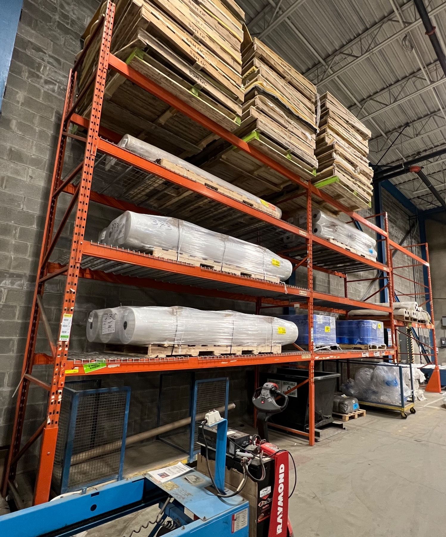 Warehouse Pallet Racking w/mesh decking - includes 4 Vertical Uprights ...