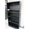 Image 4 : Lot: x2 desks, bookshelf & 5 drawer filing cabinet