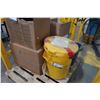 Image 2 : Lot of spill kits, absorbant pads & 5 portable safety barrier