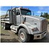 Image 4 : 1994 KENWORTH T800 DUMP TRUCK - GREY - VIN 2NKDLR0X8RM933461 - 679908KM - WITH DETROIT 6 MOTOR -