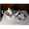 Image 2 : OLD COUNTRY ROSES ROYAL ALBERT TEA POT AND RARELY SEEN TRIVET