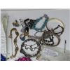 Image 4 : Lot of Costume jewelry: necklaces, earrings, etc.