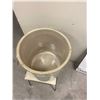 Image 3 : 5 Gallon, Medalta crock - no cracks