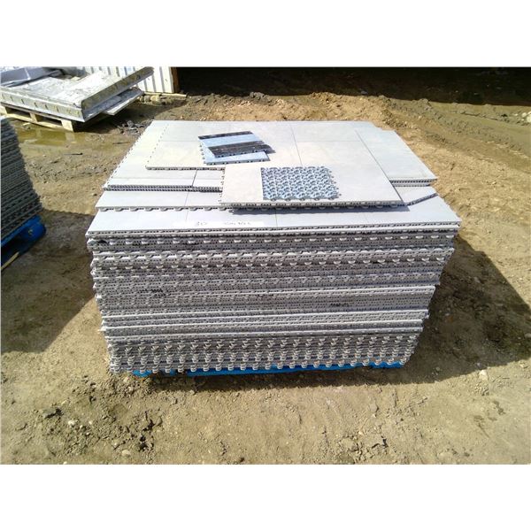 Pallet of plastic floor tile approx. 830 Sq ft