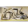 Image 1 : Box of assorted shelf brackets