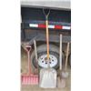 Image 1 : 5 shovels