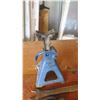 Image 2 : jack stand, 1 1/4" wrench, pipe wrench and hitch