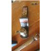 Image 5 : jack stand, 1 1/4" wrench, pipe wrench and hitch