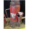 Image 3 : 3 Jacks – 1 is a 6 ton jack