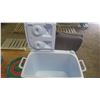 Image 2 : rubbermaid cooler with missing lid piece, tray and container