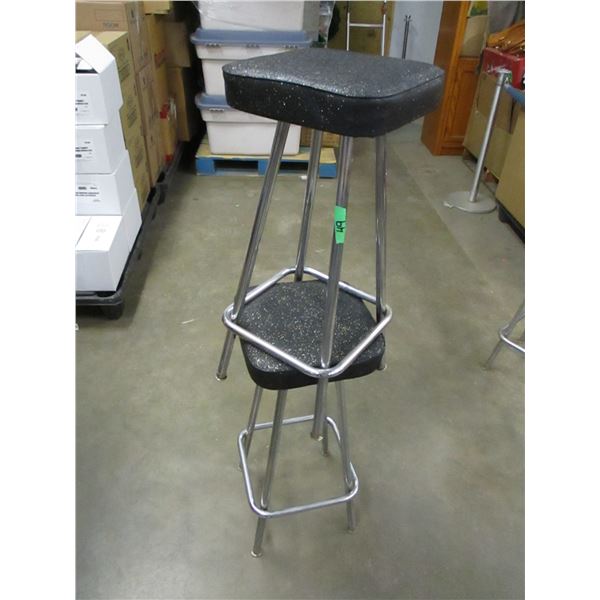 2 BLACK BAR STOOLS