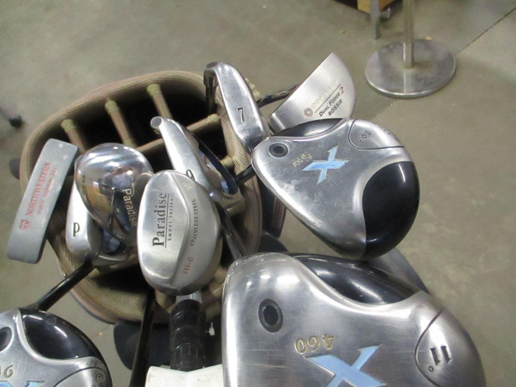 ESTATE GOLF BAG, CALAWAY RIGHT HAND CLUBS & IRONS (PARADISE) & GOLF CART