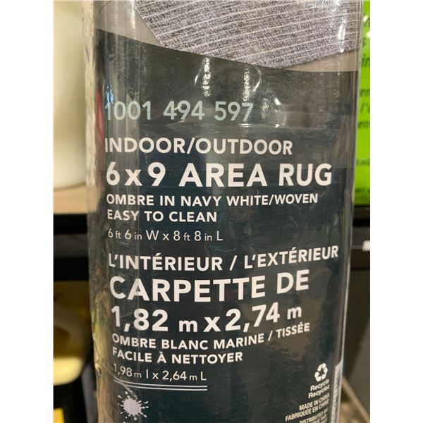 Hampton Bay Indoor Outdoor Area Rug 6x9' - Ombre  In Navy /White woven