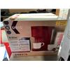 Image 2 : 2 RED KEURIG K-SLIM SINGLE SERVE COFFEE MAKERS