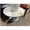 Image 1 : WHITE TOP 30" ROUND SINGLE PEDESTAL COCKTAIL TABLE