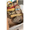 Image 2 : 2 BOXES OF AIR TOOLS, HOSELINE AND TIE DOWN STRAPS