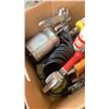 Image 8 : 2 BOXES OF AIR TOOLS, HOSELINE AND TIE DOWN STRAPS