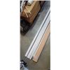 Image 3 : 2 BUNDLES OF 10FT SHOE MOULDING AND 10 UNFINISHED CORNER MOULDING MAPLE