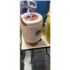 Image 2 : 3 WATER JUGS AND PIZZA TRAY