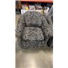 Image 2 : 2 STRIPED ACCENT ARMCHAIRS