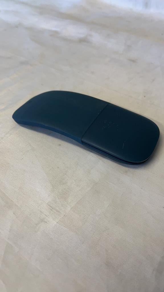 MICROSOFT SURFACE ARC MOUSE TESTED AND WORKING NO BATTERY COVER