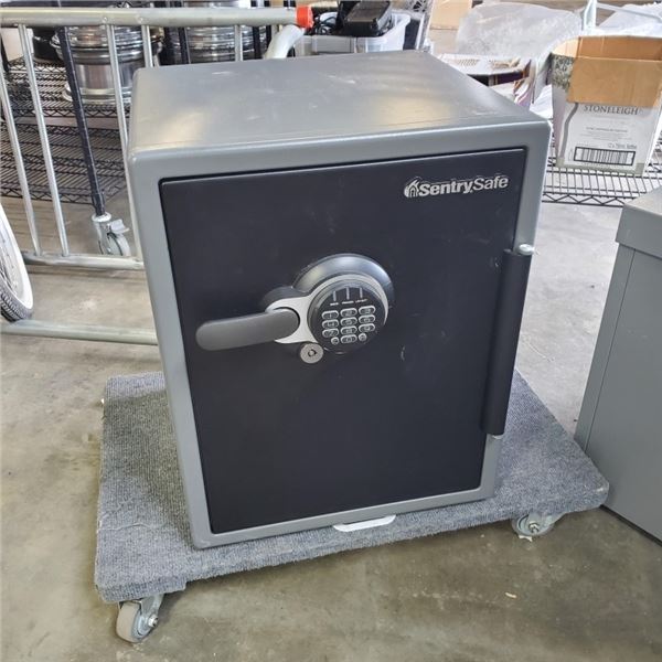 SENTRY XL DIGITAL CODE FIRE PROOF SAFE WITH CODE WORKING NO EY RETAIL $499