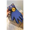 Image 2 : 3 CASES OF WAHL CURVED SLICKED BRUSHES AND NEW WAHL DE-SHEDDING GLOVE