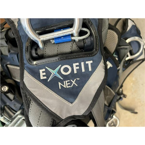 EXOFIT GROUP OF 5 SAFETY VESTS WITH STRAP AND LOCKING STRAP