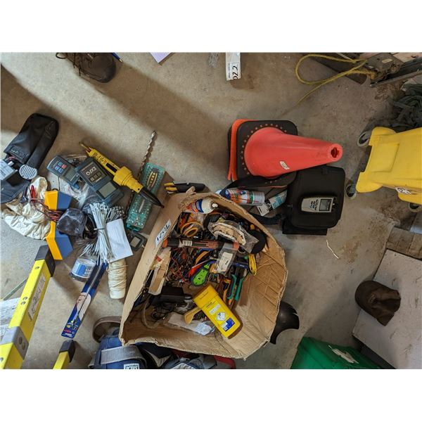 TELECOM SERVICE KIT. INCLUDES 3' FEATHERLIT STEP LADDER