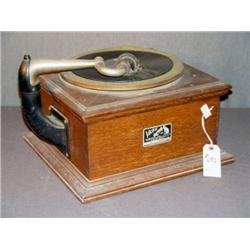 VICTOR VV-VI OAK CASED PHONOGRAPH