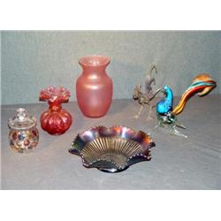 TRAY LOT COLORED GLASS INCL BIRD FIGURES, CARNIVAL