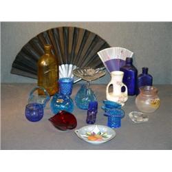 TRAY LOT COLORED GLASS INCL BLUE SHOE, ETC
