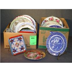 LOT 2 BOXES DECORATIVE WALL PLATES