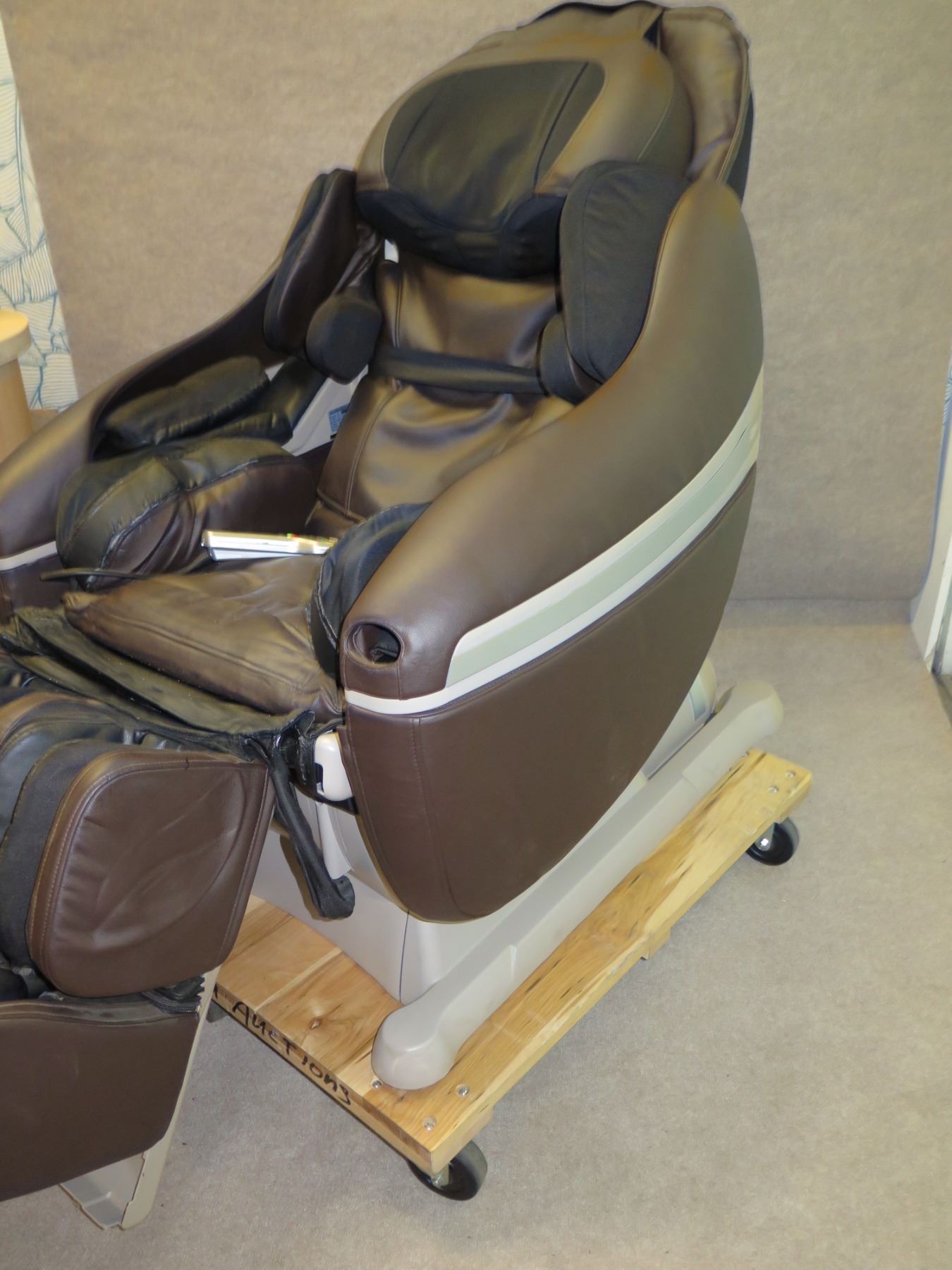 Inada Family Sogno HCP-10001A(BR) DreamWave Massage Chair w/ Remote Control