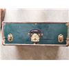 Image 4 : ANTIQUE OVERSEAS TRAVEL SUITCASE