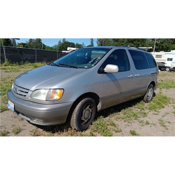 2001 Toyota Sienna LE