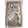 Image 1 : BOX WITH OVER 80 PIECES OF KITCHEN