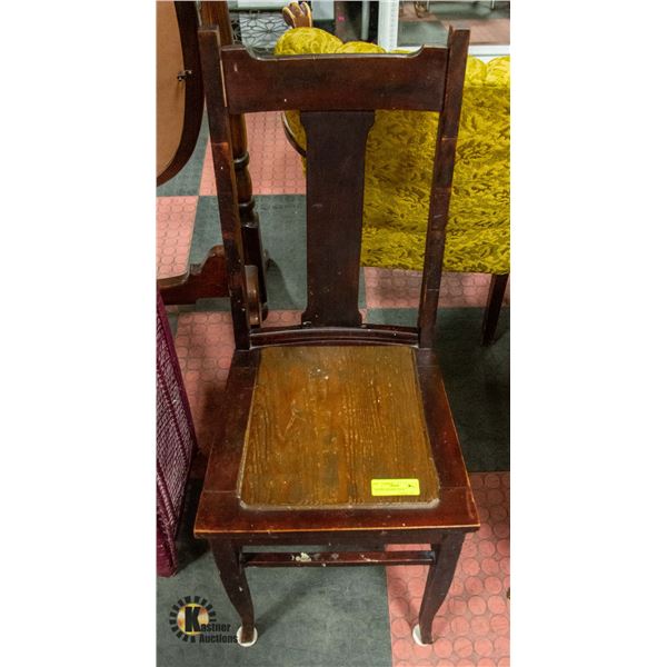 VINTAGE WOODEN CHAIR