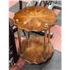 Image 1 : 18"X21" BRASS & WOOD ACCENT TABLE 2 TIER